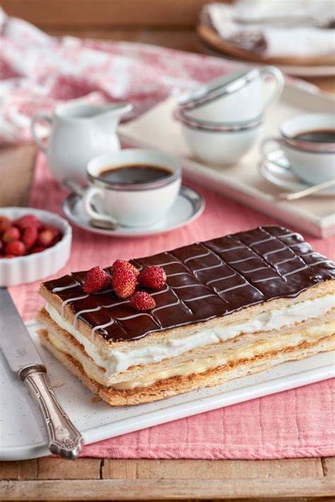 Pastel de Kremšnita, mostrando las capas de hojaldre y la crema pastelera.