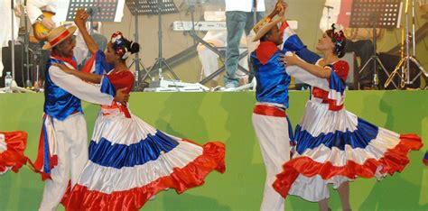 Bailarines de merengue compitiendo en un festival