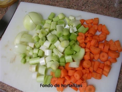 Ilustración de verduras cortadas gruesas para el fondo de un braseado (zanahorias, cebollas, puerros, apios).