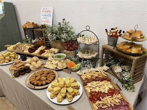 Mesa con una variedad de platos dulces y salados, con un ambiente cálido y acogedor