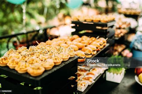 Mesa festiva bellamente decorada para una celebración, con comida y familia alrededor