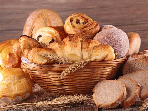 Variedad de panes y masas como focaccia, croissants y pan casero