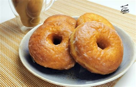 Variedad de postres caseros: un bizcocho, churros, donuts glaseados y una torta de cumpleaños