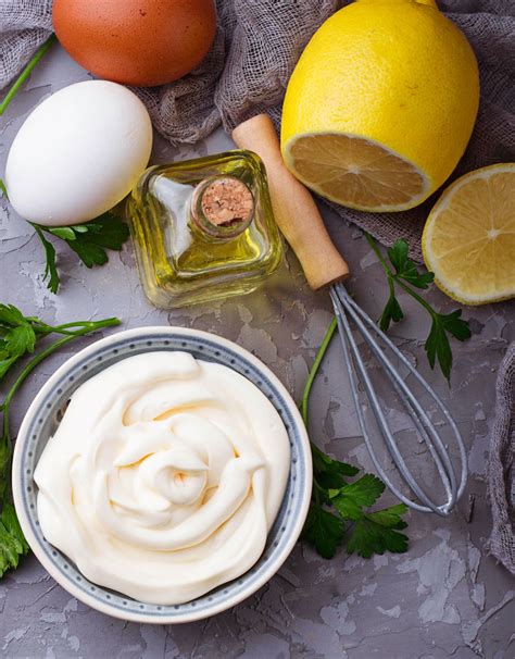 Ingredientes básicos para mayonesa casera: huevos, aceite, limón/vinagre, sal