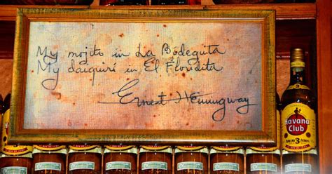 Fotografía antigua de Ernest Hemingway en La Bodeguita del Medio