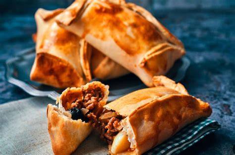 Empanada de pino chilena dorada con ají de color
