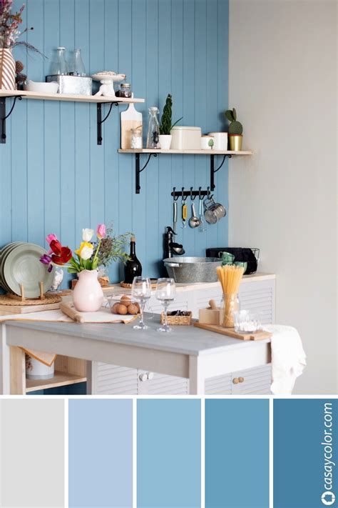 Foto de interior con decoración en celeste y blanco, o celeste y tonos madera