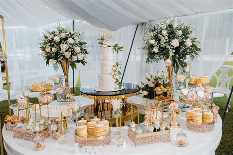 Foto de una mesa con diversas cajitas para torta de matrimonio