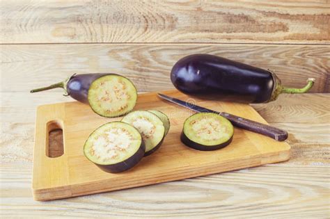 Berenjenas pequeñas frescas listas para cocinar
