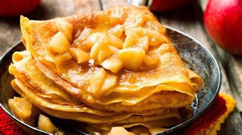 Panqueques de manzana al rhum recién hechos, listos para servir