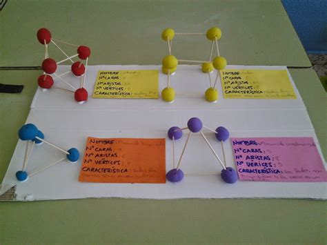 Niños construyendo cuerpos geométricos coloridos con palitos de helado