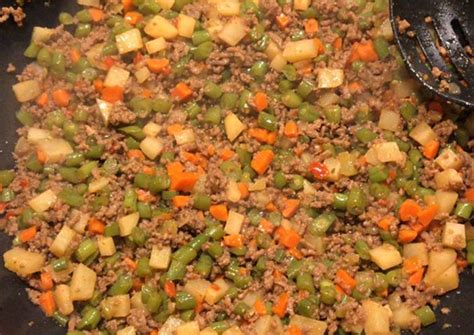 infografía con los pasos principales: sellado de la carne, picado de verduras y cocción lenta del guiso