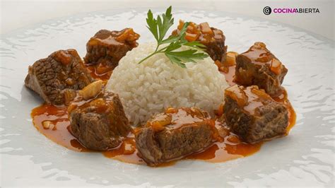 foto cenital de un plato de arroz con carne de res al estofado decorado con hierbas frescas