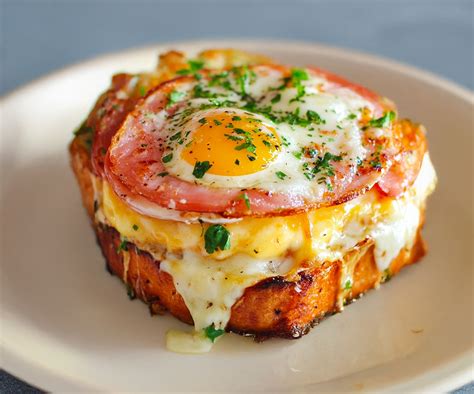 Fotografía de un Croque Madame servido elegantemente.