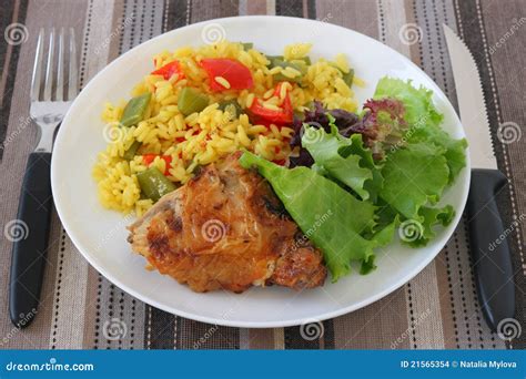 Plato de arroz con pollo acompañado de ensalada rusa