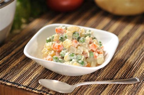 Ingredientes frescos para ensalada rusa