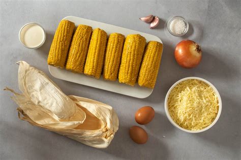 Ingredientes frescos para humitas sobre una tabla de madera