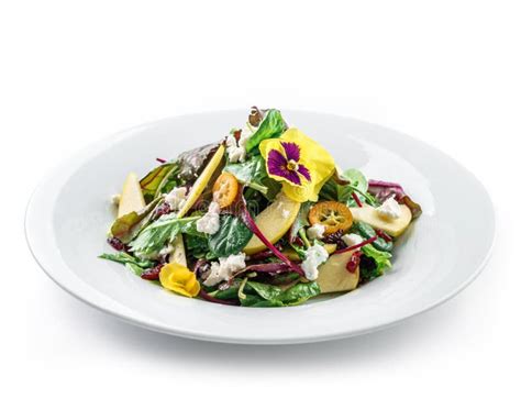 Plato de ensalada fresca decorado con flores de malva comestibles.