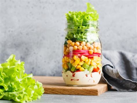 Infografía mostrando los pasos para montar la ensalada en capas en un frasco de vidrio