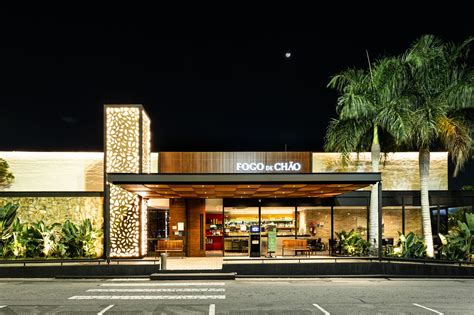 Fotografía de un interior moderno de un restaurante Fogo de Chão