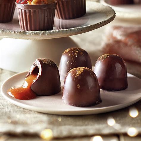 Variedad de bombones rellenos con diferentes ingredientes y texturas