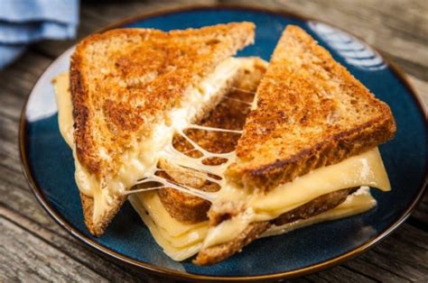 Imagen de un sándwich suizo dorado y crujiente con el queso fundido en su interior