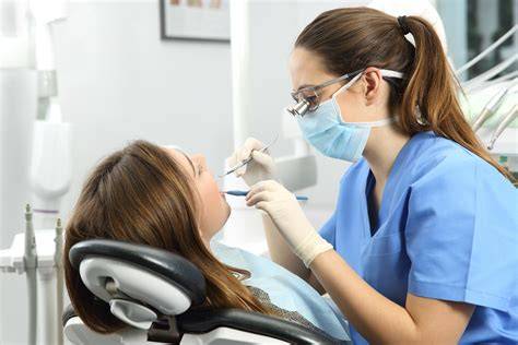 imagen de un dentista revisando la salud dental, para ilustrar la precaución sobre la erosión del esmalte.