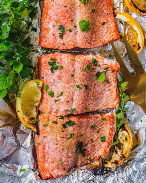Esquema que muestra la disposición del salmón sobre papel de aluminio en la parrilla