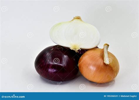 Cebollas blancas, moradas y amarillas