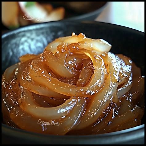 Cebolla caramelizándose lentamente en un sartén