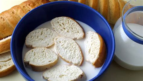 Pan de molde remojando en leche