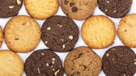 Foto variada de diferentes tipos de galletas (galletas de mantequilla, con chispas de chocolate, de avena, tipo María) mostrando su diversidad de tamaño y forma.