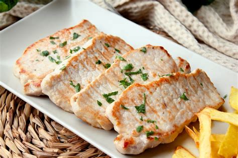 Plato de solomillo de cerdo a la plancha con guarnición de patatas y brócoli