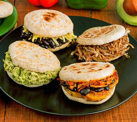 Surtido de arepas rellenas de diferentes ingredientes