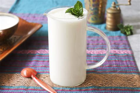 Vaso de Ayran turco, bebida refrescante de yogur