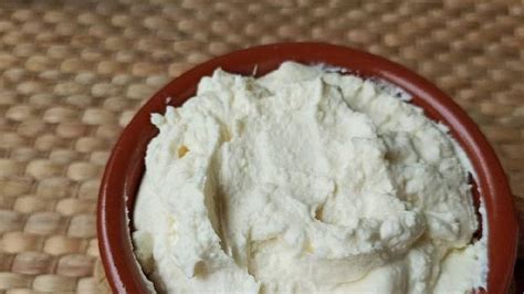 Foto de queso mascarpone en un bol, mostrando su textura cremosa y color
