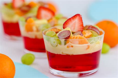 Ilustración de un bol con gelatina y frutas frescas.