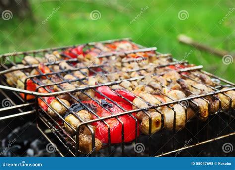 Variedad de verduras frescas listas para asar a la parrilla