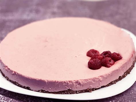 tarta de mousse de frambuesa con base de galleta
