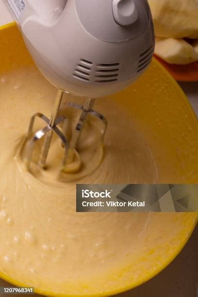 Batidora eléctrica batiendo una mezcla de pastel en un tazón