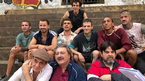 Personajes de El Marginal 2 discutiendo en el patio de la cárcel