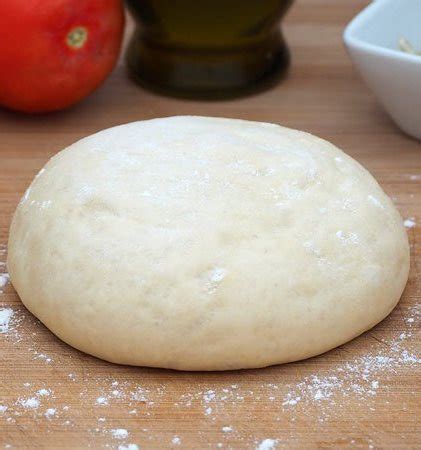Foto de masa de pizza levándose en un bol cubierto