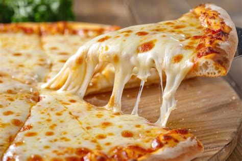 Foto de una pizza recién horneada con queso derretido y salsa de tomate