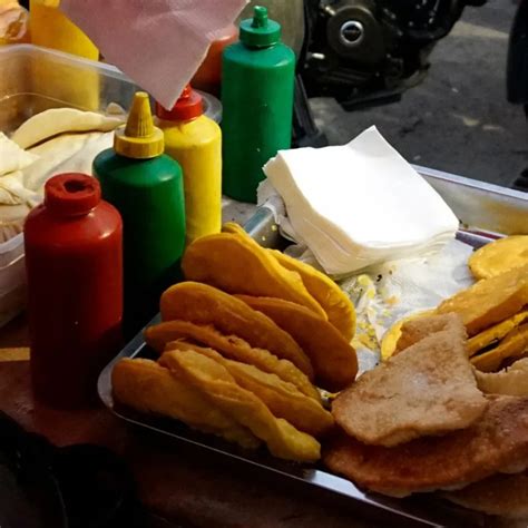 Sopaipillas con diferentes acompañamientos: pebre, mostaza y kétchup