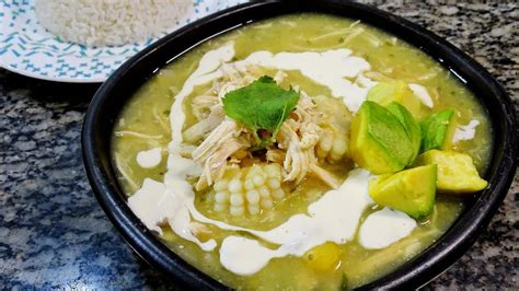 Ajiaco Santafereño servido en cuenco con acompañamientos