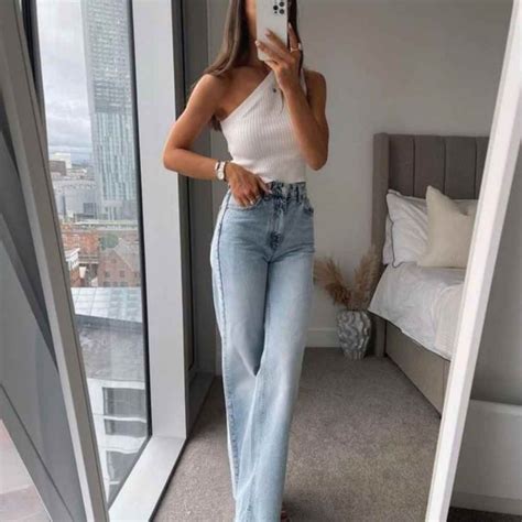 Fotografía de una mujer luciendo un body de color carne con pantalones casuales