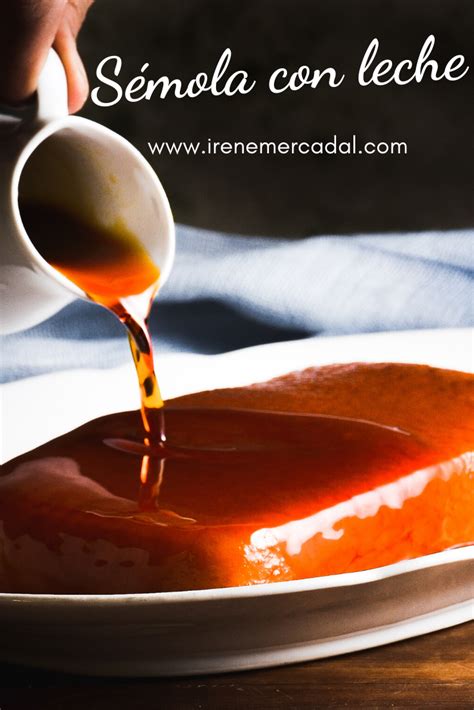 Plato de dulce de sémola con salsa de caramelo, adornado con menta