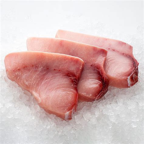 Foto de rodajas de albacora fresca lista para cocinar