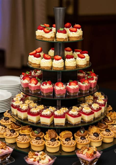 Composición de mini postres y cócteles temáticos