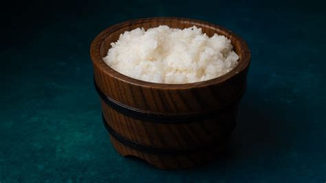 Arroz cocido para sushi en un bol de madera